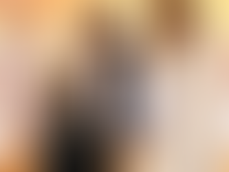 Collage editorial de las mejor vestidas de los Actor Awards 2026 sobre fondo dorado con el logotipo del evento. Aparecen Jenna Ortega en vestido lencero marfil, Kate Hudson con diseño fluido en tono nude, Demi Moore en silueta estructural negra con volumen lateral, Gwyneth Paltrow en vestido de encaje negro, Rose Byrne en Chanel blanco minimalista y otras celebridades en looks columna y boudoir couture. Tendencias 2026 en red carpet: minimalismo estructural, slip dress y glamour contemporáneo.