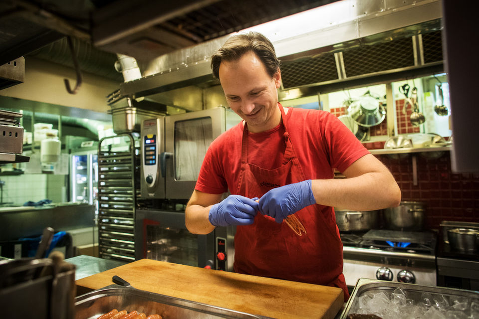 En del av teamet på Restaurang Familjen – där mat, människor och värme möts i hjärtat av Göteborg.