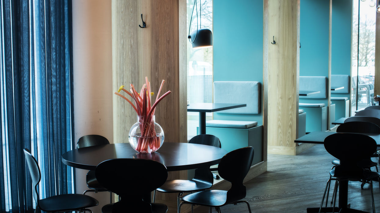 Inbjudande interiör på Gaffelkonst, en inspirerande lokal i Göteborg, perfekt för event och privata tillställningar med fokus på närproducerade råvaror och en kreativ miljö.