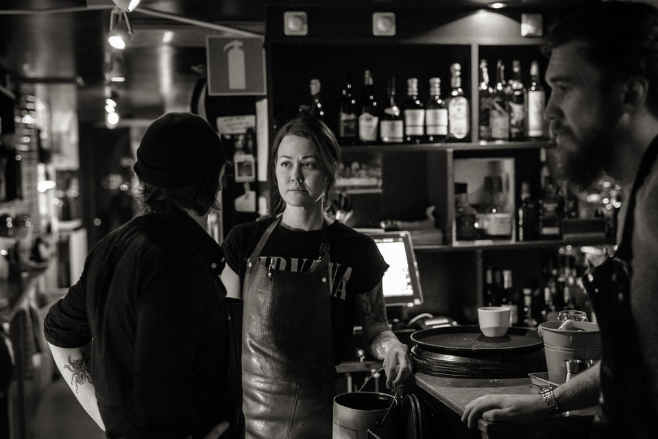 En del av teamet på Restaurang Familjen – där mat, människor och värme möts i hjärtat av Göteborg.