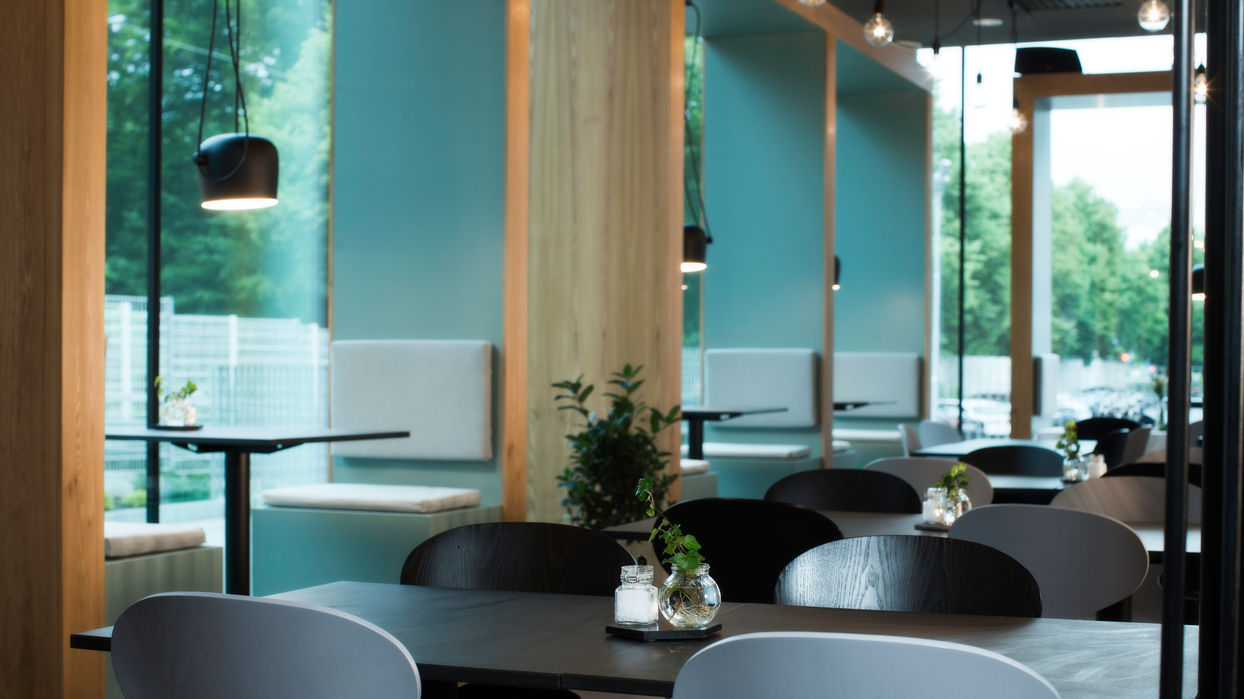 Inbjudande interiör på Gaffelkonst, en inspirerande lokal i Göteborg, perfekt för event och privata tillställningar med fokus på närproducerade råvaror och en kreativ miljö.