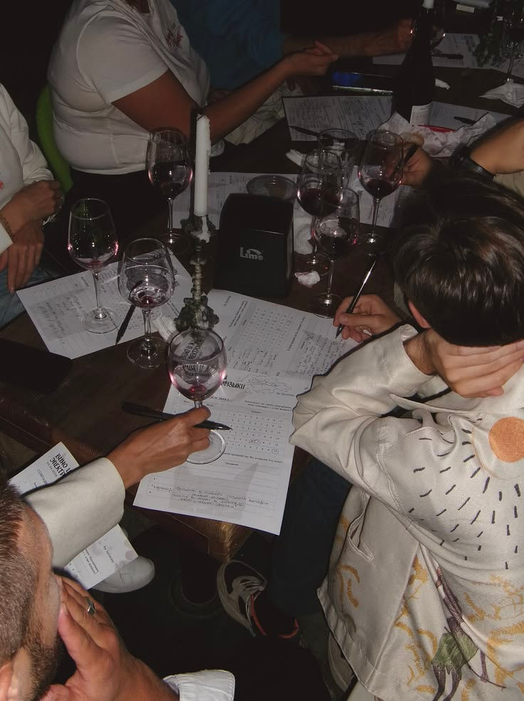 Menschen bei einem Pub Quiz
