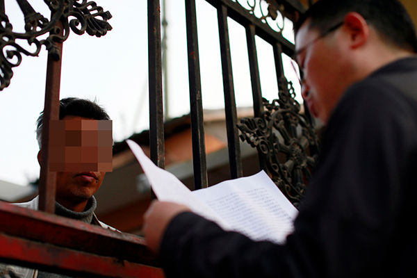 2015年4月14日，律师杨卫华对徐为宣读法院一审败诉的消息。雍凯 澎湃资料