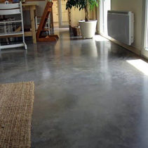 Piso em cimento queimado em corredor