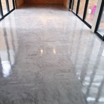 Piso em cimento queimado em corredor