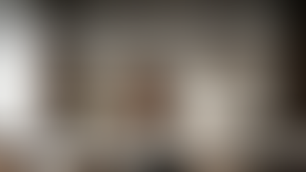 Diferenças entre cimento queimado e microcimento (monocomponente e bicomponente): aplicação, desempenho, custos e escolha técnica para projetos de alto padrão.