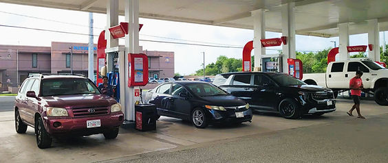 Motorists fill up their gas tanks on April 10, 2026, in preparation for Tropical Storm Sinlaku. Photo by Mar-Vic Cagurangan/Pacific Island Times