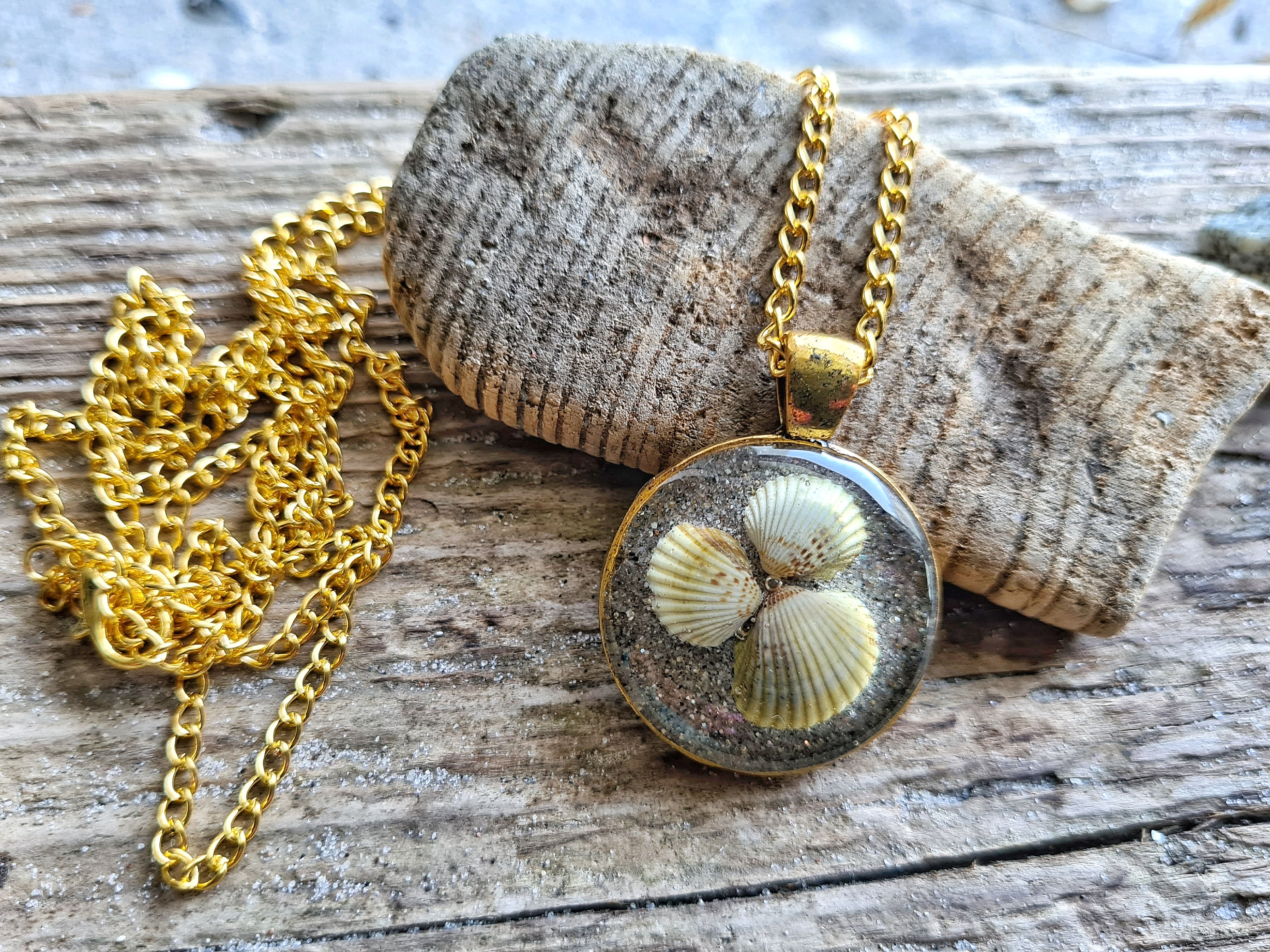 Muscheltrio auf Sand goldfarben