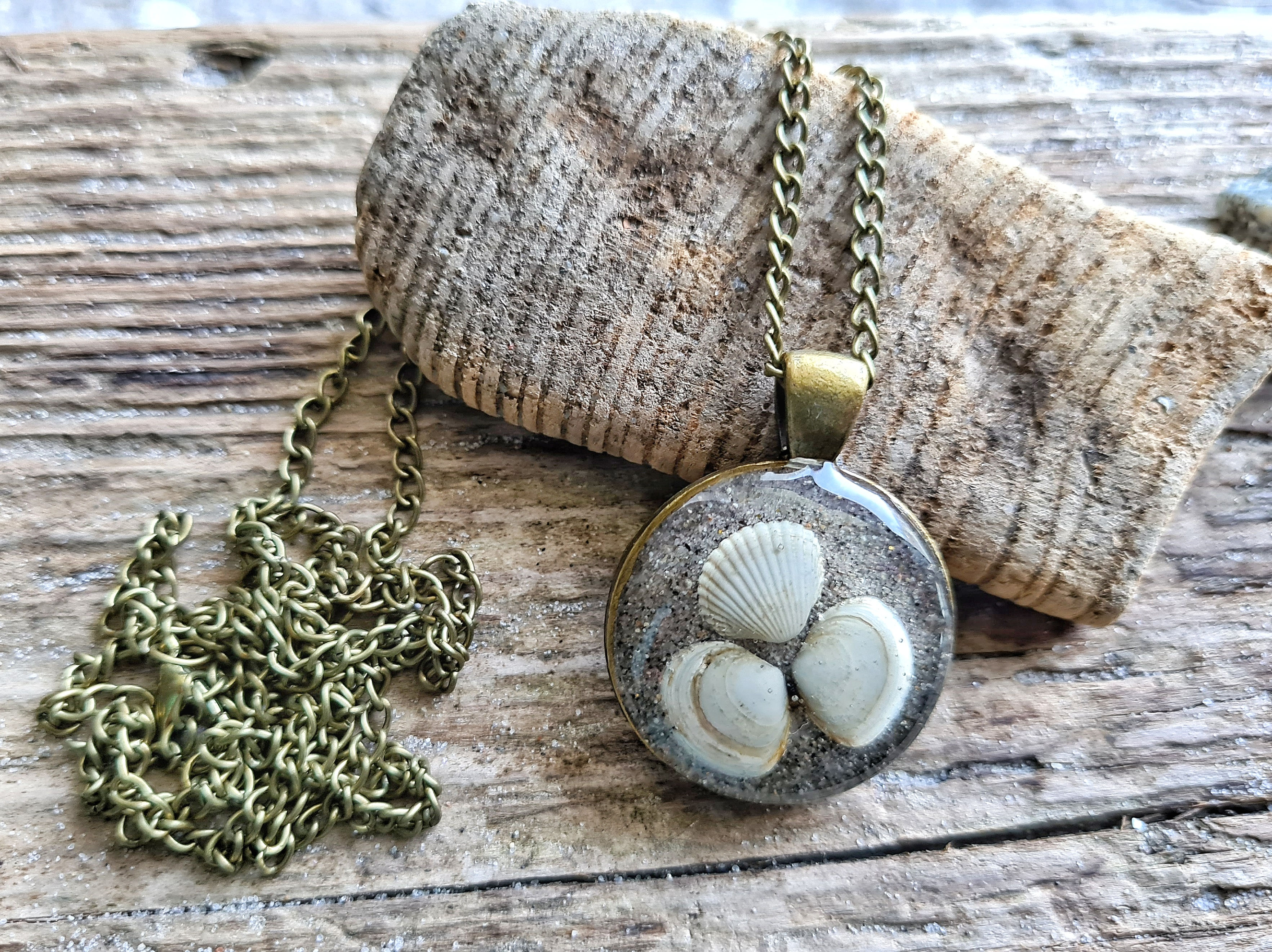 Muscheltrio auf Sand antikbronze