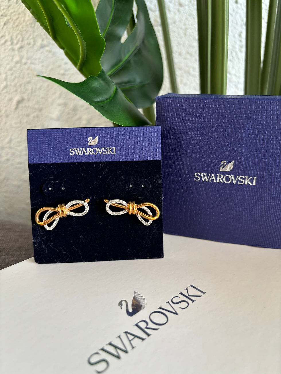 Thumbnail: SWAROVSKI LIFELONG BOW PIERCED EARRINGS, WHITE, MIXED PLATING 5447089
