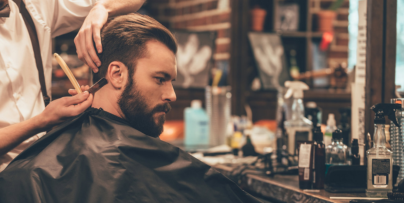 Homem que começ um corte de cabelo