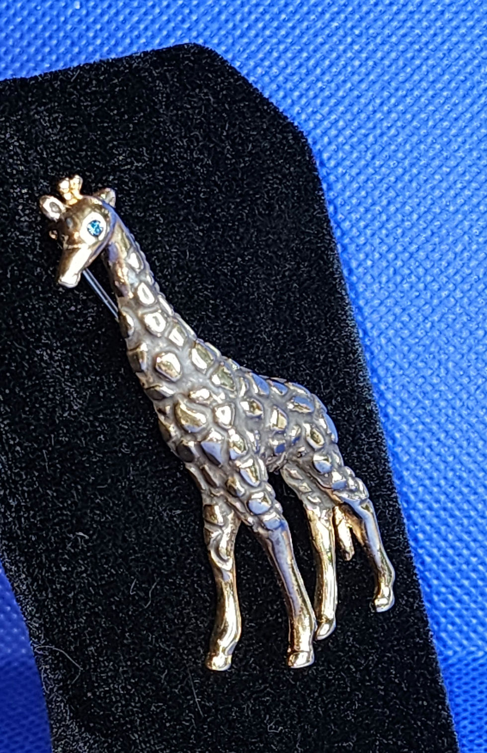 Thumbnail: Vintage Krementz Gold-platted Giraffe 2 1/2" inch by 1" inch blue sapphire  eye