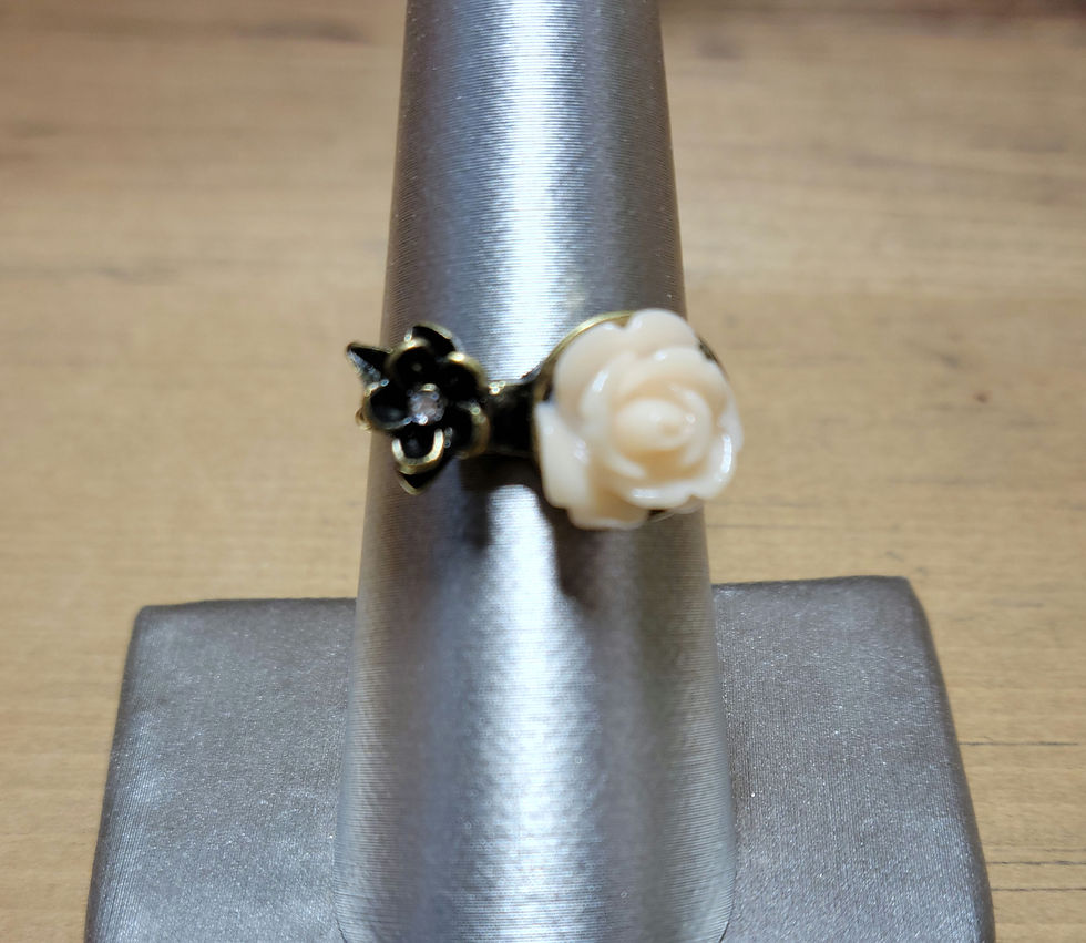 Thumbnail: Rose and flower ring