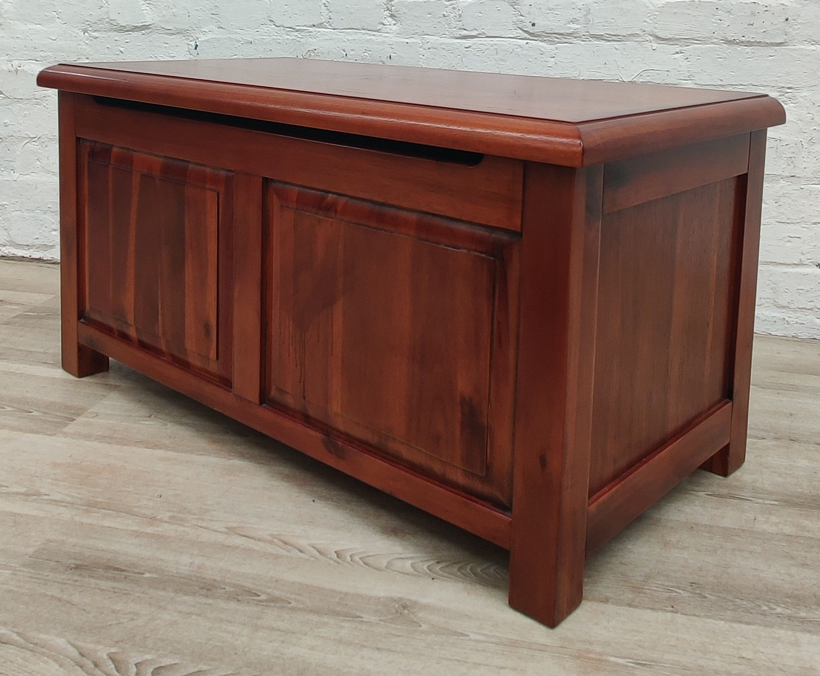 Contemporary hardwood blanket box