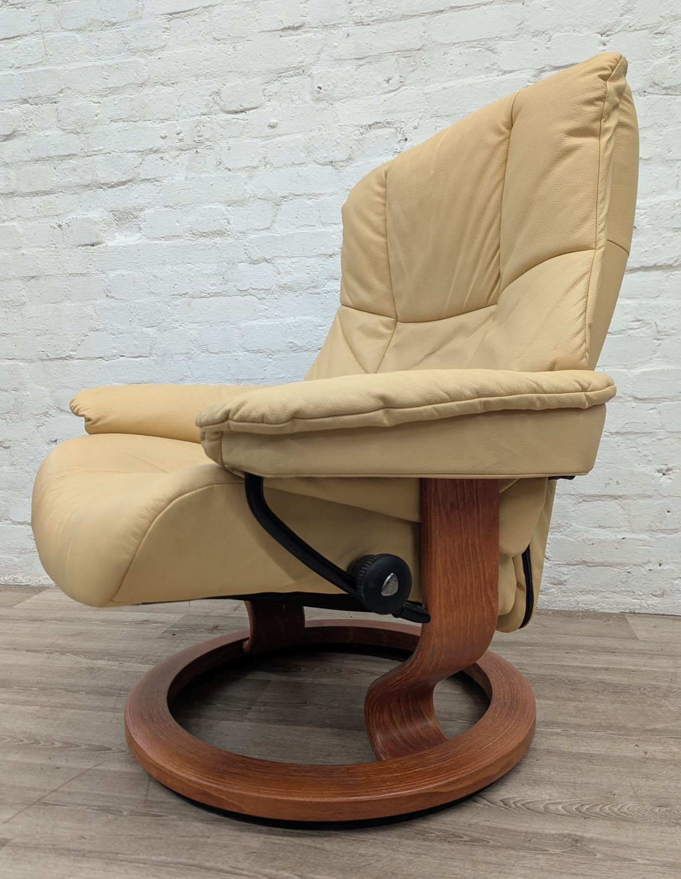 Ekorness Stressless Mayfair large recliner armchair yellow leather  
