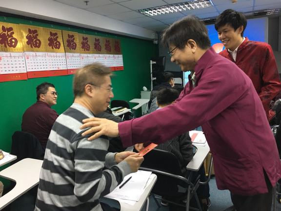 杜Sir向學員送上「一點點」心意