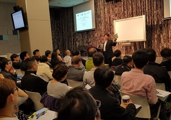 在講座上介紹期權系列套裝書的內容