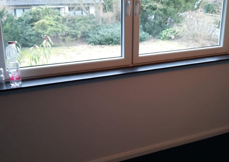Heizkörper entfernt, neues Fenster eingebaut,  Tapeten entfernt, gespachtelt, tapeziert und gestrichen