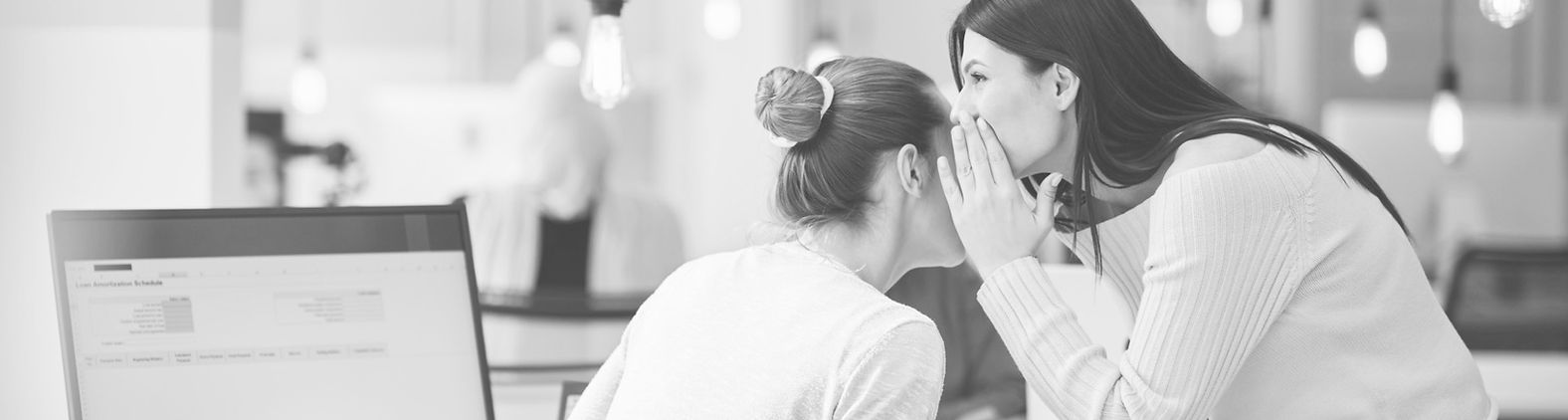Eine Frau telefoniert, darüber liegt der Text „Buchen Sie Ihre kostenlose Kennenlernsitzung“; ein Call-to-Action-Banner für eine kostenlose erste Coaching-Beratung und Strategiegespräch.