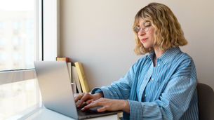 Une jeune enrepreneure mets en place une stratégie de communication pour son entreprise