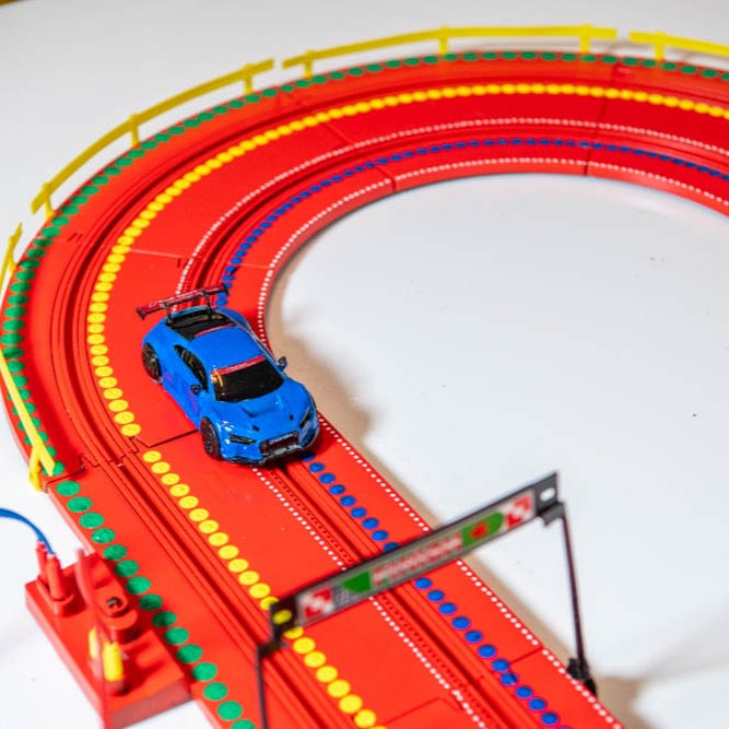 Circuit, style Scalextric, revisité en tant qu'oeuvre d'art.