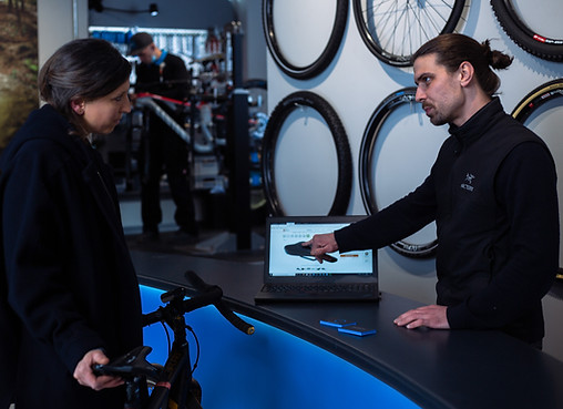 210211_BobosBikeshop_03_Team_Verkaufsgespräch_Beratung_0011_1.JPG
