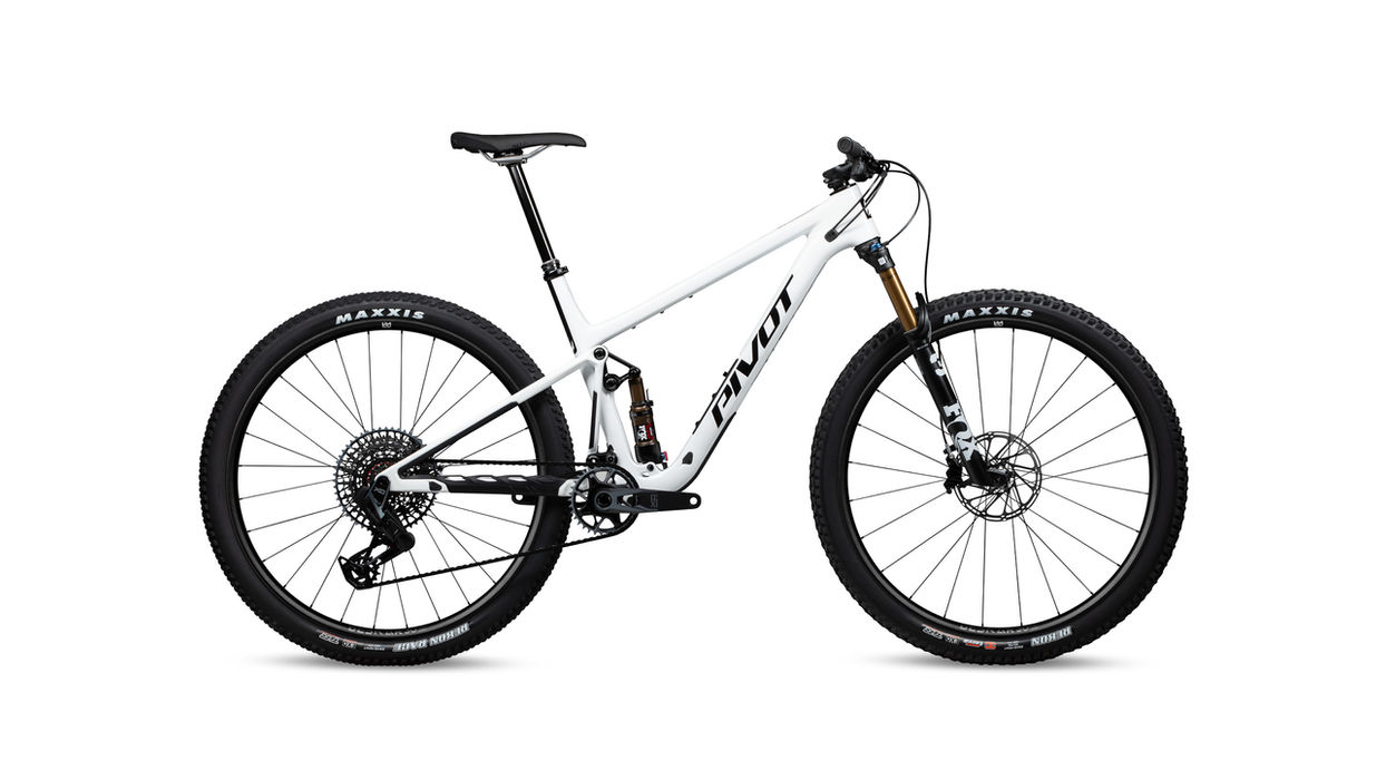 Pivot Mach 4 SL Cross-Country Mountainbike in White Avalanche mit Carbonrahmen und FOX-Fahrwerk.