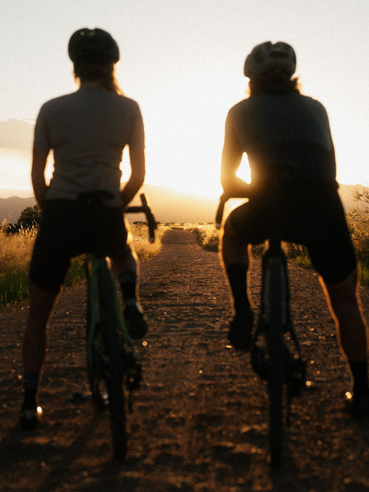 Zwei Fahrer mit dem Pivot Vault auf einer Gravel-Tour bei Sonnenuntergang