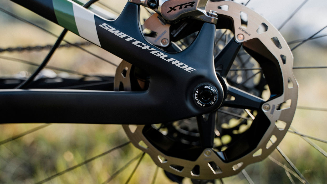 Detailaufnahme des Hinterbaus und der Bremsscheibe am Pivot Switchblade