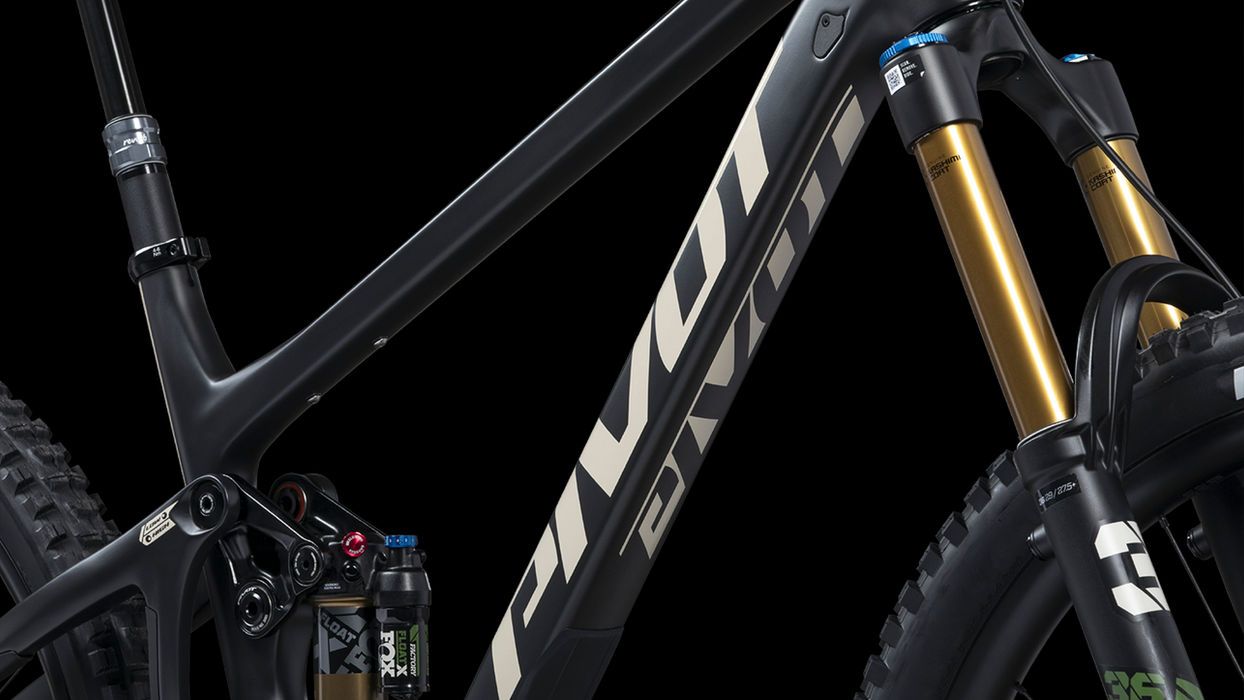 Carbon-Hohlkörperrahmen des Pivot Switchblade mit Fox Factory Fahrwerk