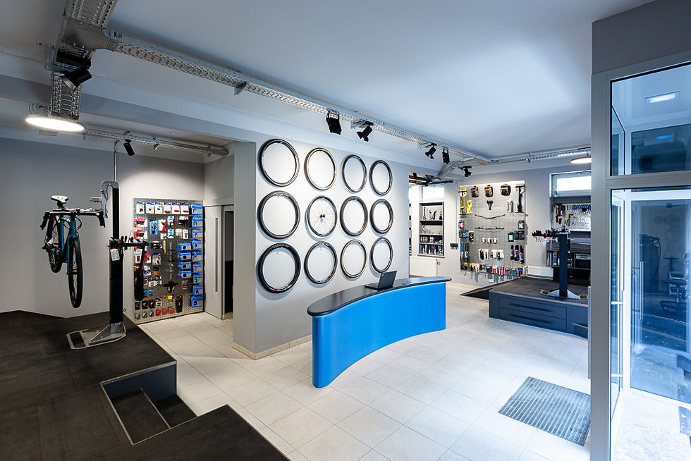 Innenansicht der modernen Fahrradwerkstatt von Bobos Bikeshop in Stuttgart mit Servicebereich, Montageständern und Zubehörwand.