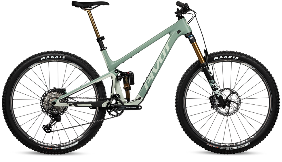 Pivot Trailcat LT Mountainbike als Studioaufnahme auf weißem Hintergrund