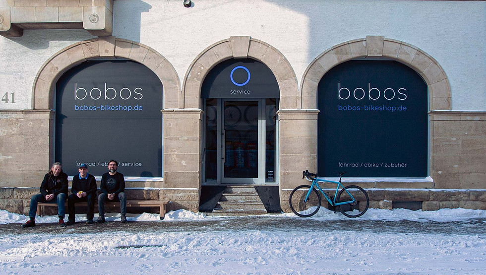 Team von Bobos Bikeshop vor dem Fahrradladen in Stuttgart Degerloch mit Fahrradwerkstatt, E-Bike Service und Fahrradzubehör.