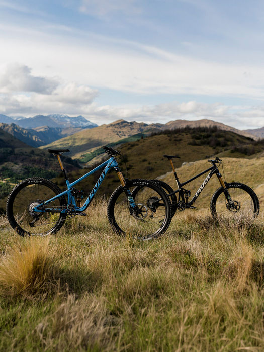 Pivot Switchblade Trailbike Modellreihe in alpiner Landschaft