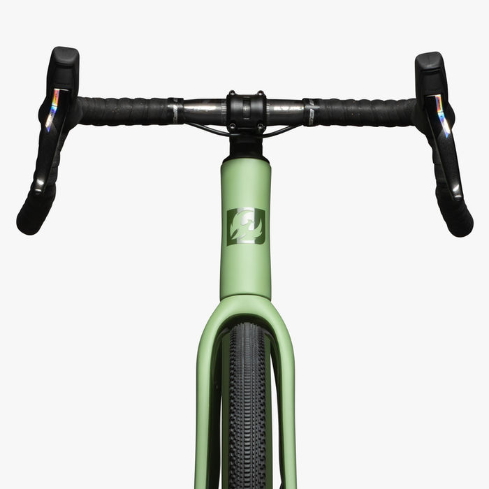 Frontansicht des Cockpits und Steuerrohrs des Pivot Vault Gravelbikes