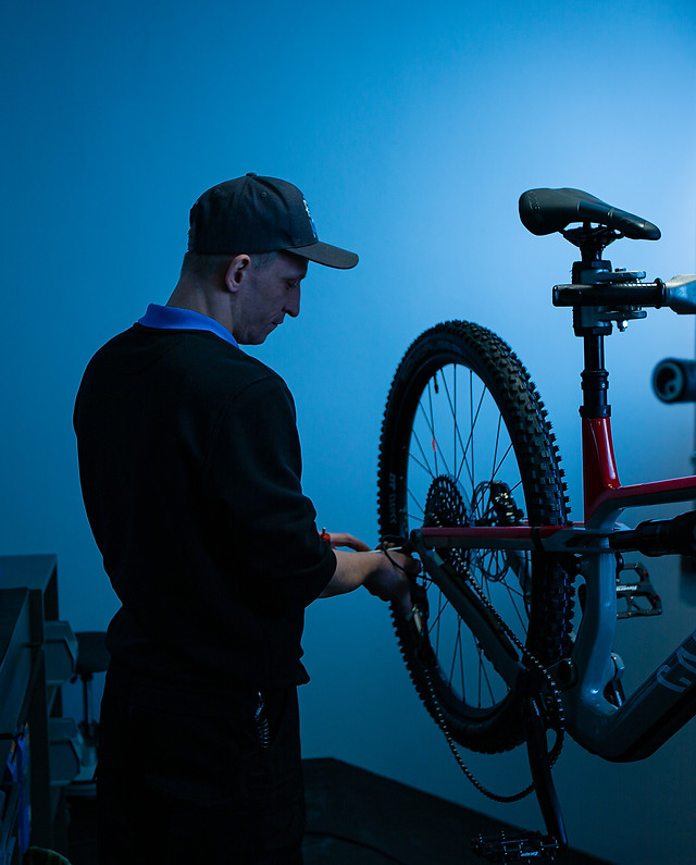 Unser Team bei der Arbeit – Bobos Bikeshop Stuttgart Degerloch Erfahren Sie mehr über unser kompetentes Team bei der Arbeit in der Fahrradwerkstatt von Bobos Bikeshop in Stuttgart Degerloch. Wir bieten Ihnen erstklassigen Service und Fachwissen.