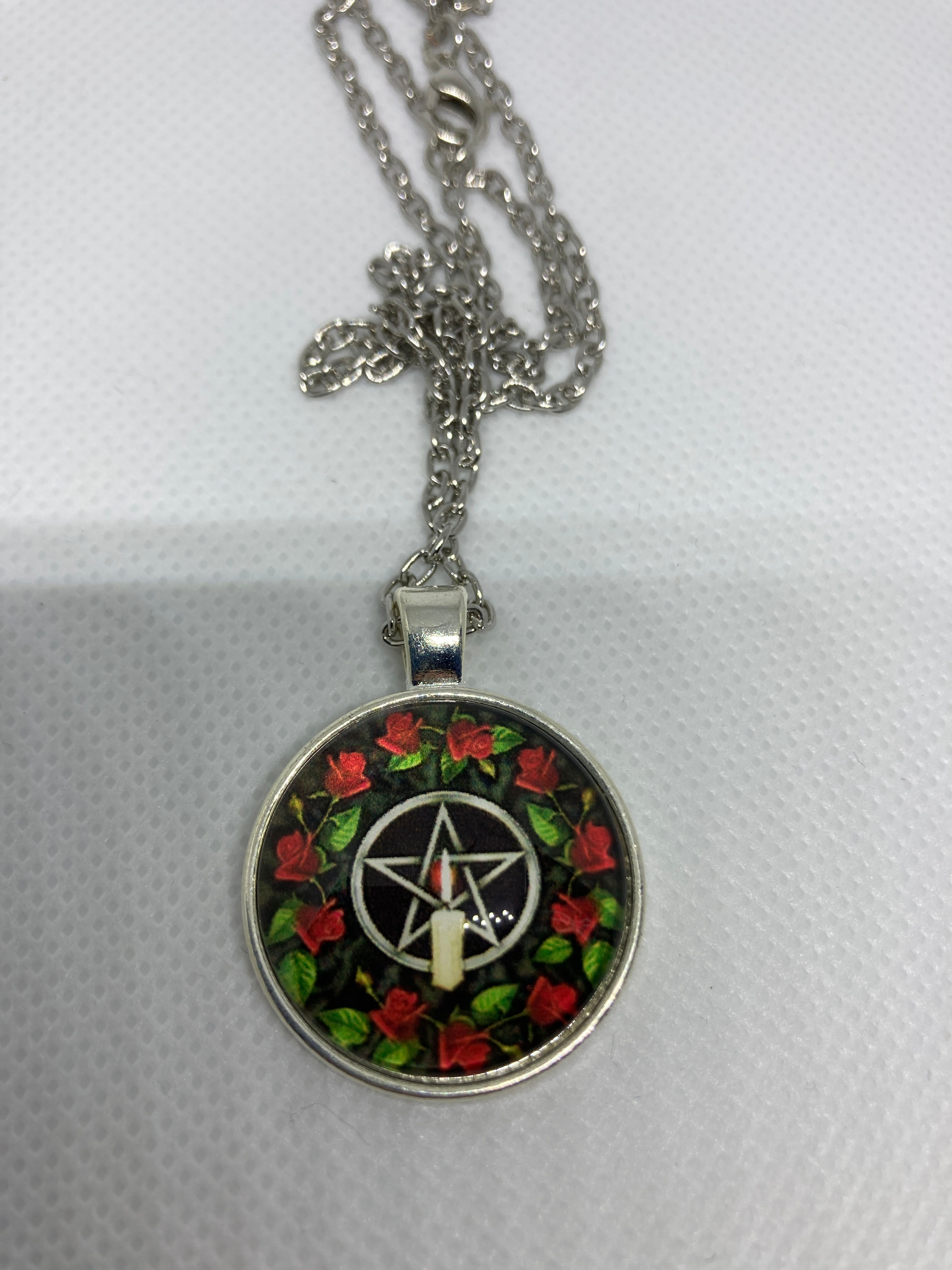 Halsband med rosor och ett ljus.