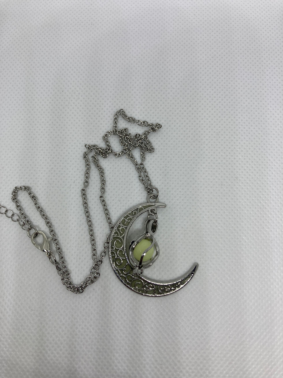 Miniatyrbild: Halsband med pärla i halvmåne. lyser i mörkret