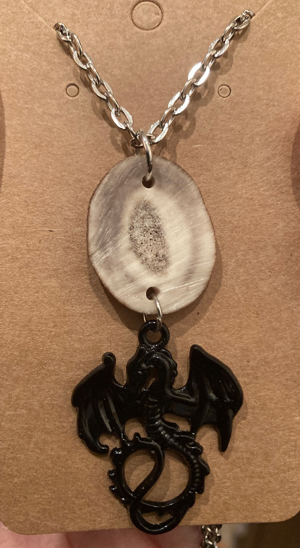 Miniatyrbild: Halsband av Älghorn och en svart drake.