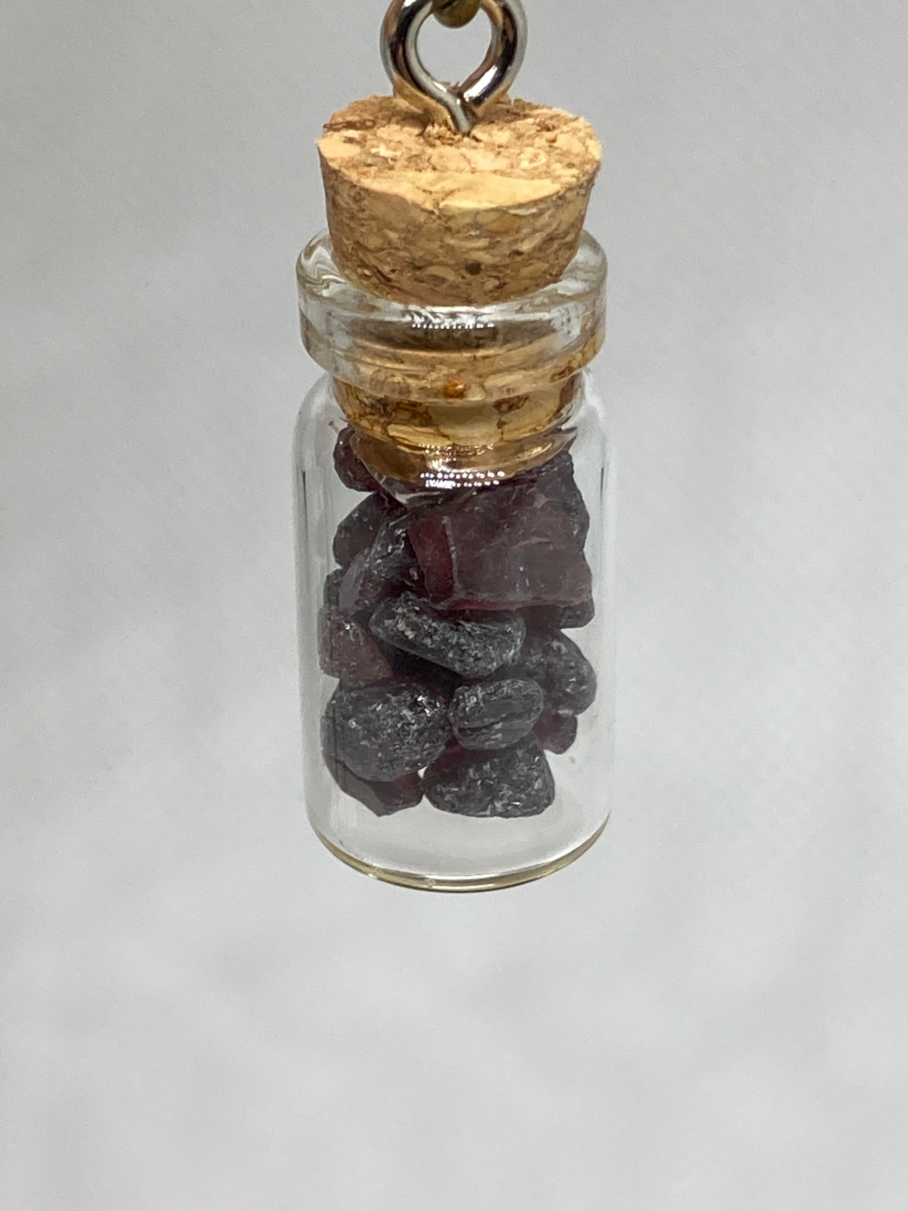 amuletthalsband med kristallchips Granat.