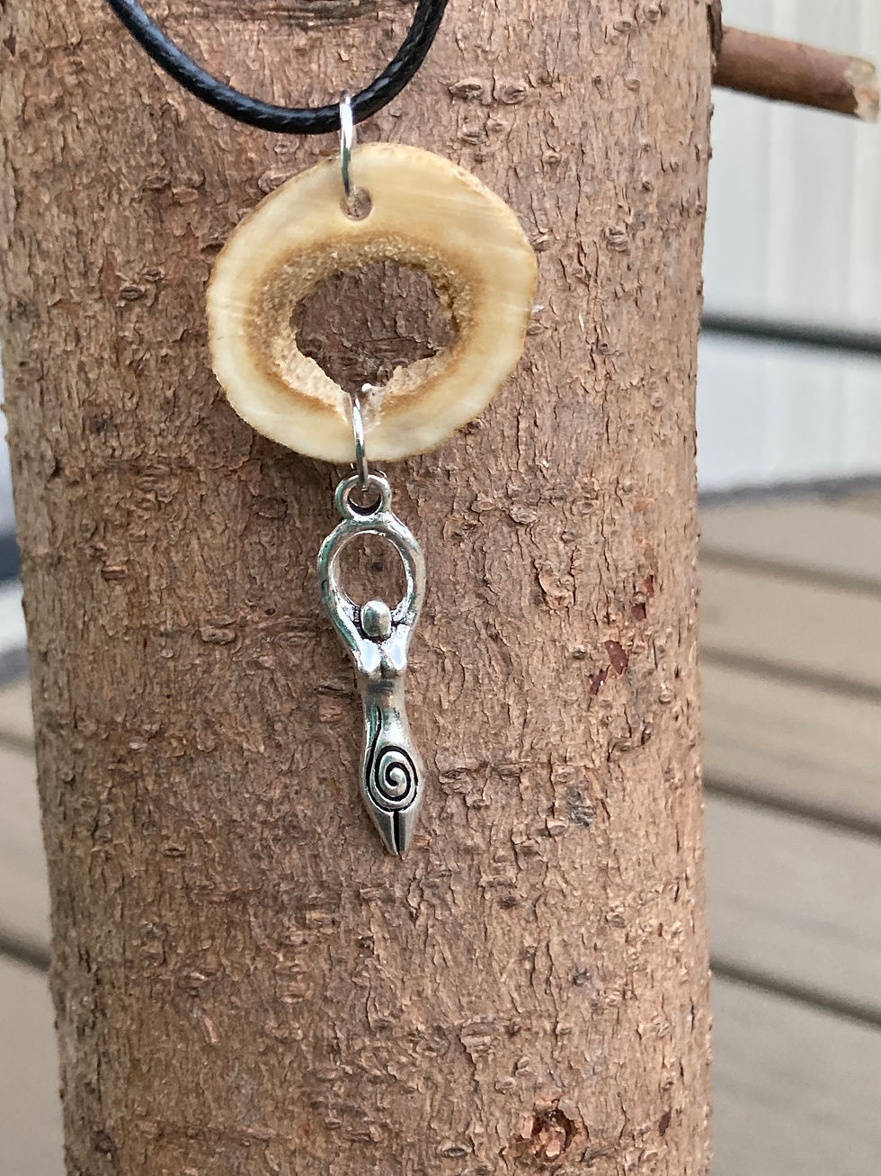 Miniatyrbild: Halsband av dovhjortshorn och kvinna