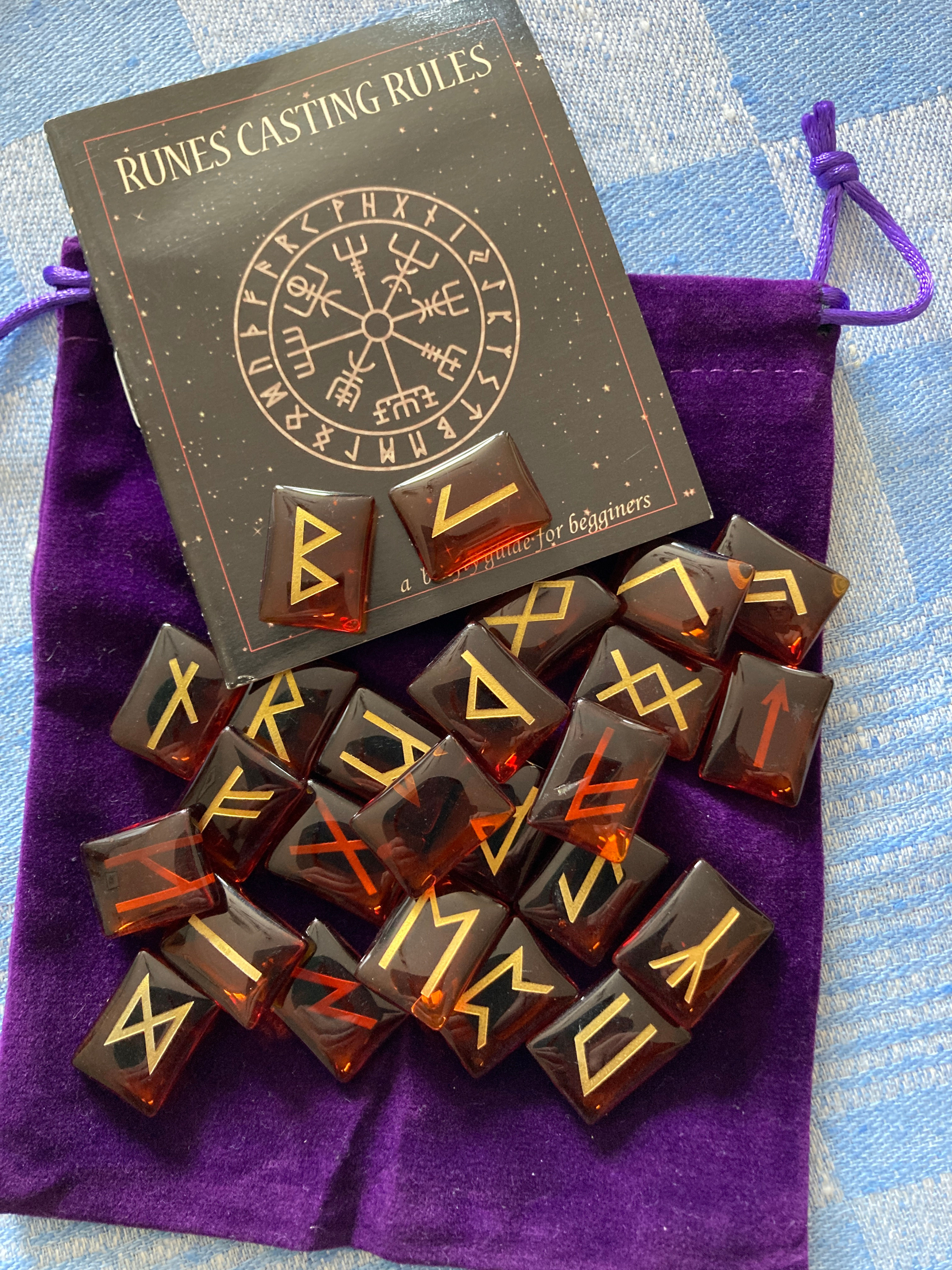 Kit med runor, sammetspåse och minihäfte om runor.