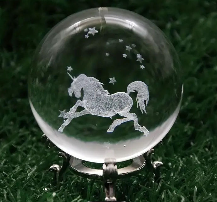 Miniatyrbild: Kristallkula enhörning springandes