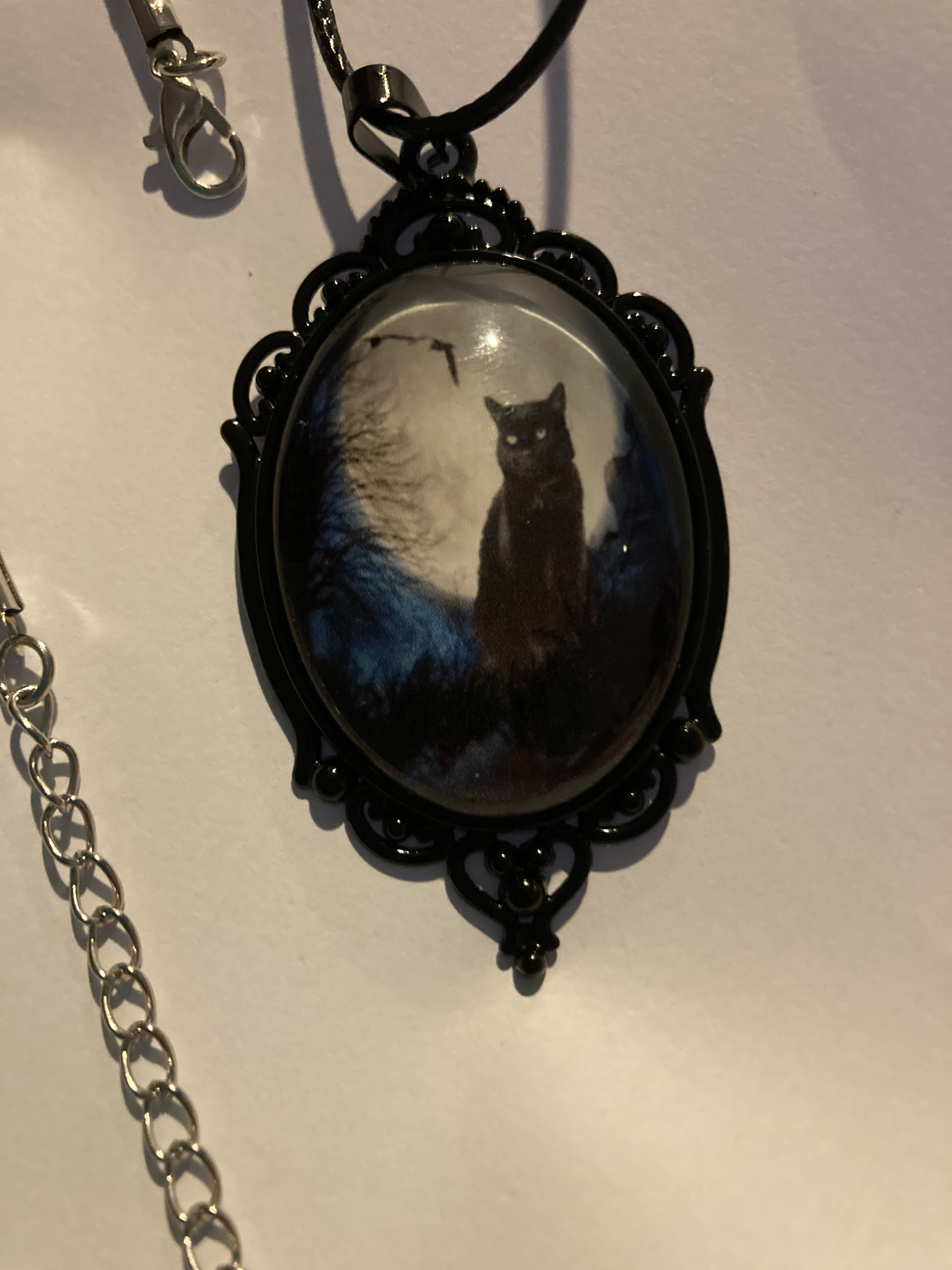 Halsband med katt i månskenet.