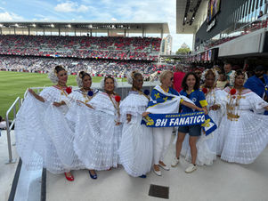 Miles de aficionados de la comunidad bosnia en St. Louis apoyan a Bosnia durante un partido internacional en Energizer Park.