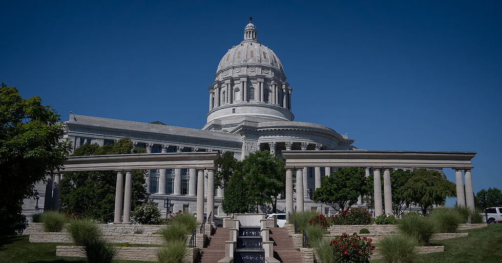 Centro de votación durante las elecciones primarias de Missouri de 2026 con votantes emitiendo su voto.