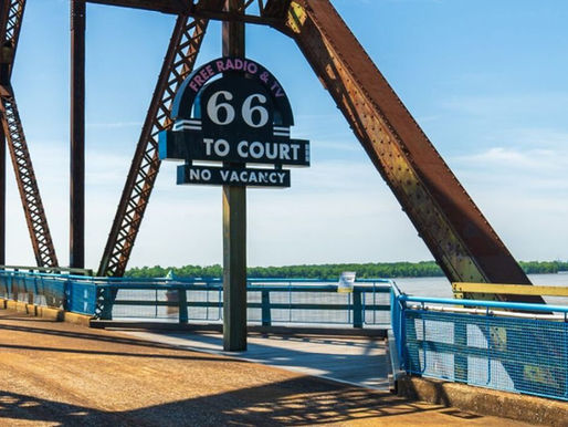 Celebración del centenario de Route 66 en St. Louis con autos clásicos y festivales turísticos