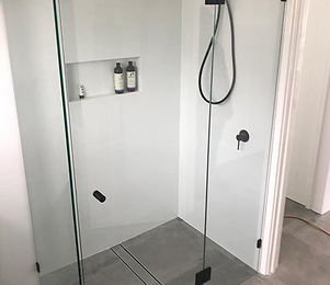 Frameless glass shower (black fittings).