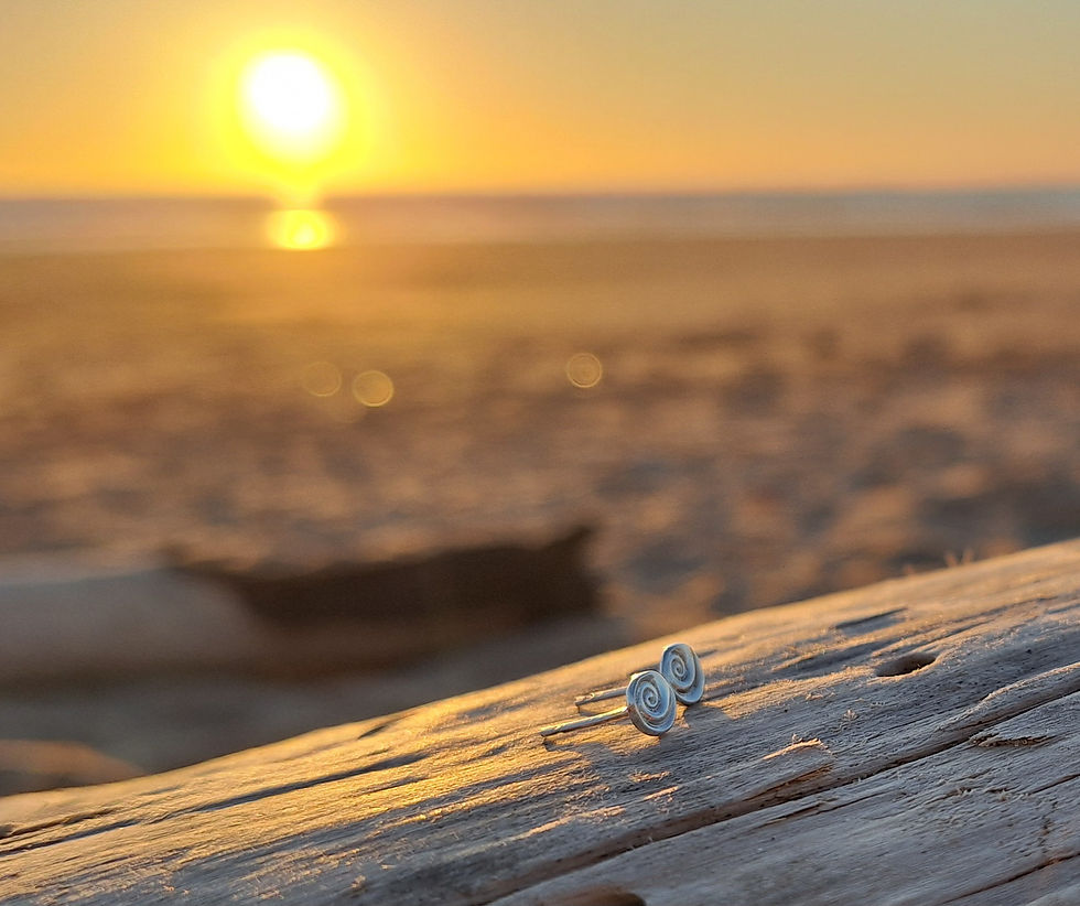 Thumbnail: Small pebble wave stud earrings 