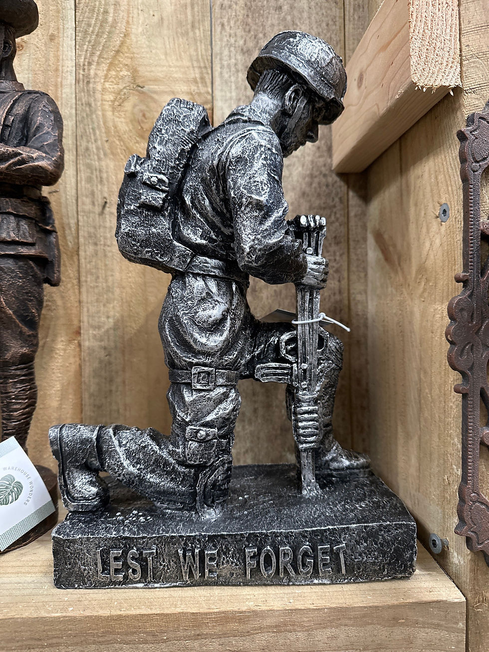 Kneeling lest we forget 41cm – image 2